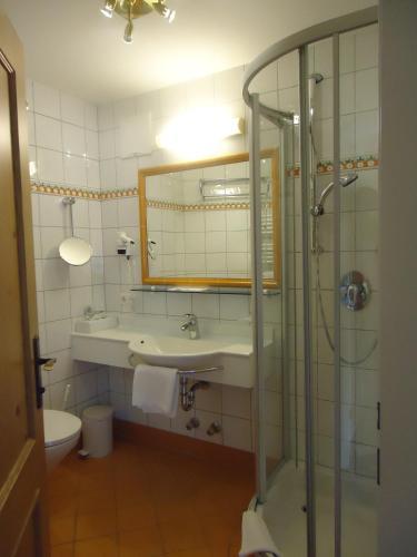 Bilik mandi di Hotel Tirolerhof 4 Sterne Superior