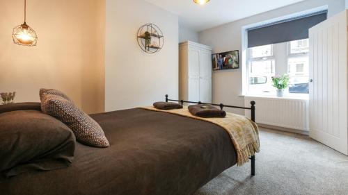 Un pat sau paturi într-o cameră la The Hadrian Apartment