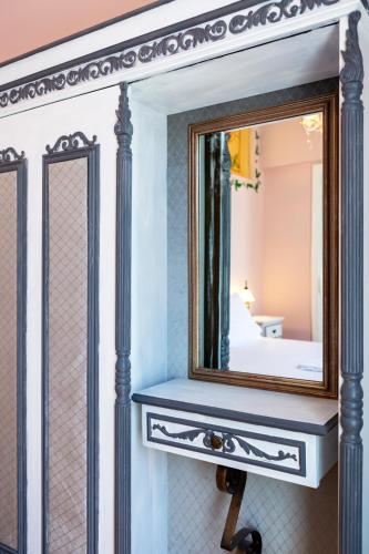 Eclectic 4-Bed, 4-Bath Apt in Central Athens - AK1