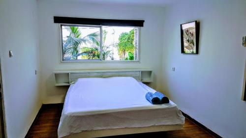 łóżko w pokoju z oknem w obiekcie Beit Nofesh w mieście Tyberiada
