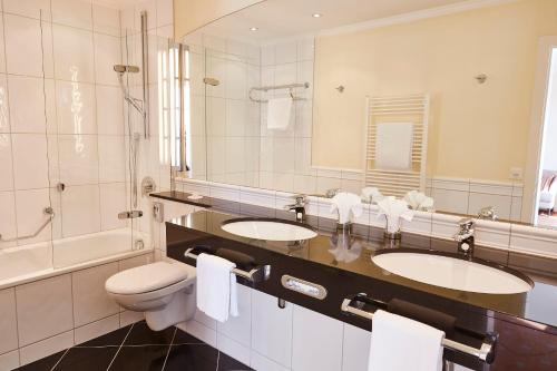 Een badkamer bij Steigenberger Grandhotel Belvedere