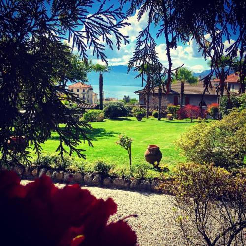 a garden with a vase in the middle of a yard at il Motto di Tommy in Castelveccana