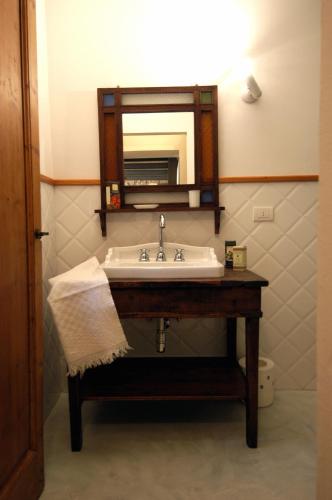 a bathroom with a sink and a mirror at Il Pezzatino in Rufina