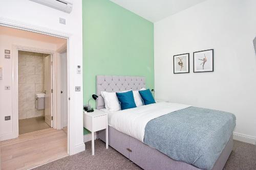 Postel nebo postele na pokoji v ubytování Interlude House B by City Living London