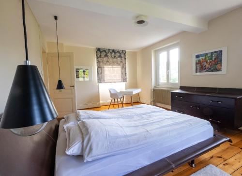 Tempat tidur dalam kamar di Françoise's Villa Luxury Hot Tub Mountain Ski - Munster