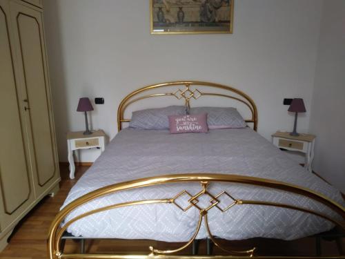 ein Schlafzimmer mit einem Bett mit einem rosa Kissen darauf in der Unterkunft Casa Vacanza il Glicine in Casale Corte Cerro