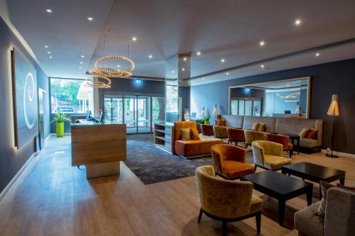 een lobby met een bank, stoelen en een tafel bij Caravelle Hotel im Park in Bad Kreuznach