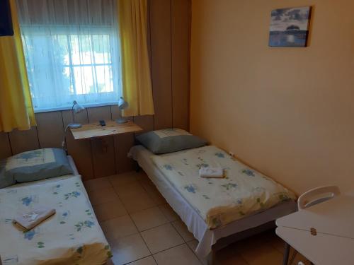 En eller flere senge i et værelse på Rybí Dům