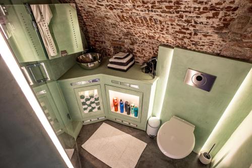A bathroom at UKI-Hotel
