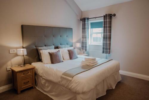 Un dormitorio con una cama grande y una ventana. en Dunlin, en Belford