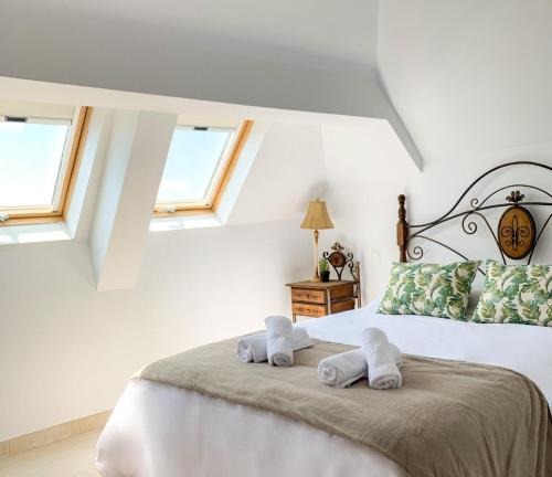 een slaapkamer met een bed met twee handdoeken erop bij Pico Limón in Toledo