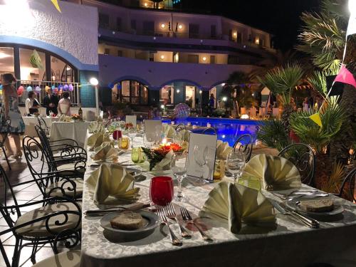una mesa con platos de comida en la parte superior en Hotel Poseidon, en Diamante