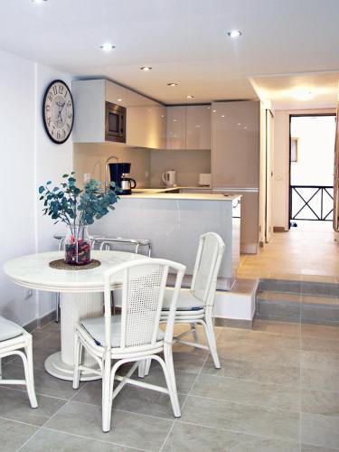 2 min Walk to Beach - Private Solarium Bungalow