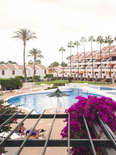 2 min Walk to Beach - Private Solarium Bungalow