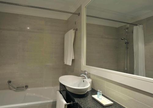 A bathroom at Pestana Alvor Park Suites Hotel