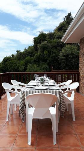 Balkón nebo terasa v ubytování 1222 On Cedric - self catering Villa