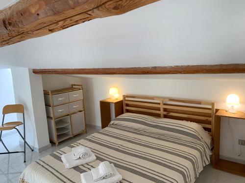 een slaapkamer met een bed met handdoeken erop bij Gioberti 25 in Alghero