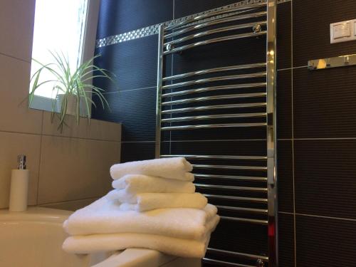 stos ręczników siedzących na zlewie w obiekcie City Centre Apartment Liptovsky Mikulas w Liptowskim Mikulaszu