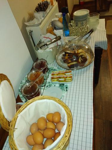 una mesa con una cesta de huevos. en Archontiko Kertezis, en Kalavrita