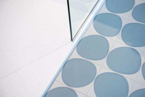 a mirror on a floor with blue circles on it at B&B Hof Beygaert in Aalst