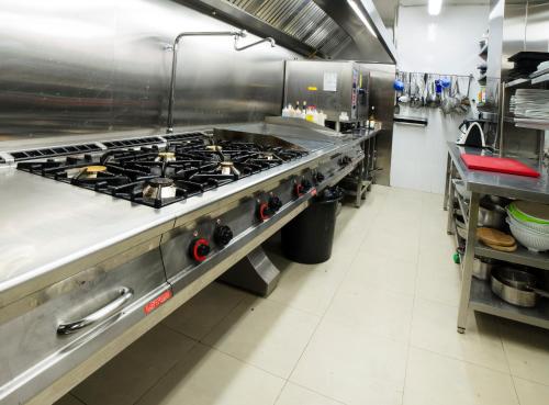 a kitchen with a stove top in a kitchen at Hotel Crisol de las Rías in Miño