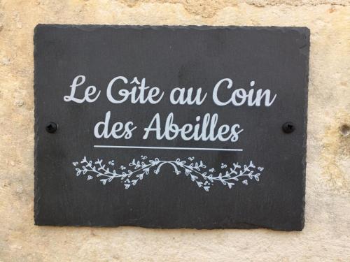 a sign that says le cafe au com des additives at Le Gîte au Coin des Abeilles in La Caillère