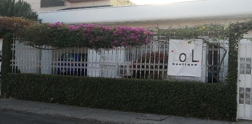 una recinzione con fiori viola e un cartello sopra di Boel Boutique Hostal a Guayaquil