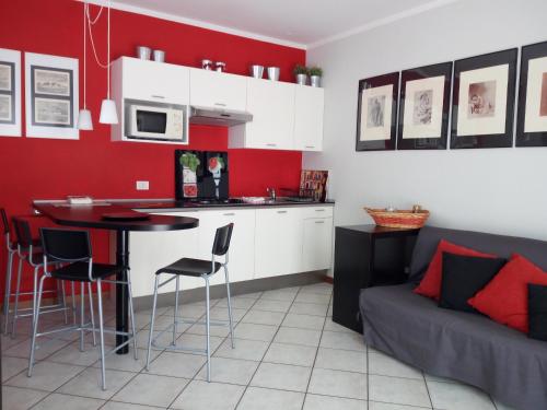 a kitchen and living room with a red wall at Villa Olanda in Mira