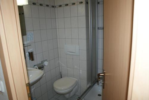 A bathroom at Pension Kuehnauer Hof