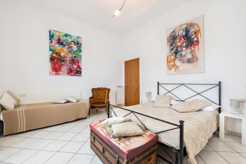 sypialnia z 2 łóżkami i obrazami na ścianie w obiekcie Lia Apartment w mieście La Spezia