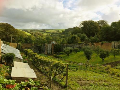 a garden with a bench in the middle of a field at The Granary in Braunton