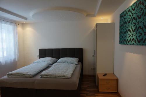 um quarto com uma cama com uma cabeceira preta em Appartement Deisl em Wagrain