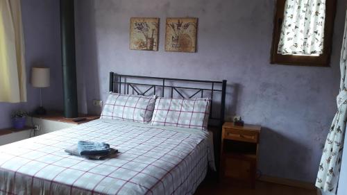 a bedroom with a bed with a hat on it at Casa JUNIA in La Baronia de Sant Oisme