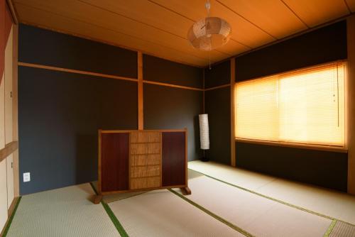 ein leeres Zimmer mit einer Tür und einem Fenster in der Unterkunft Sapporo - House / Vacation STAY 4995 in Sapporo