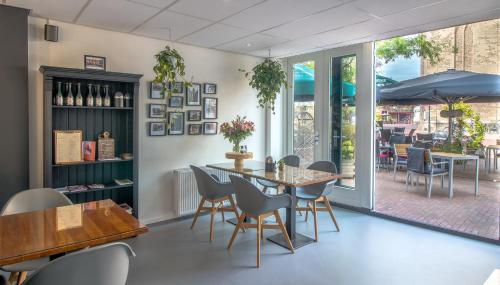a dining room with a table and chairs at Hart van Lochem in Lochem