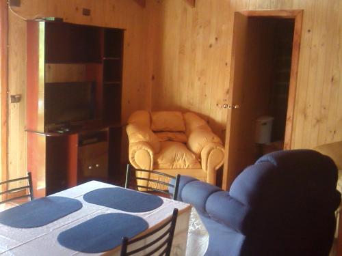sala de estar con mesa y silla en Cabanas Valdivia - Tres Espinos - camino a Niebla, en Valdivia