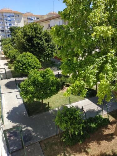 una vista aérea de un parque con árboles en Habitación en piso particular 4 min.aeropuerto en Sevilla