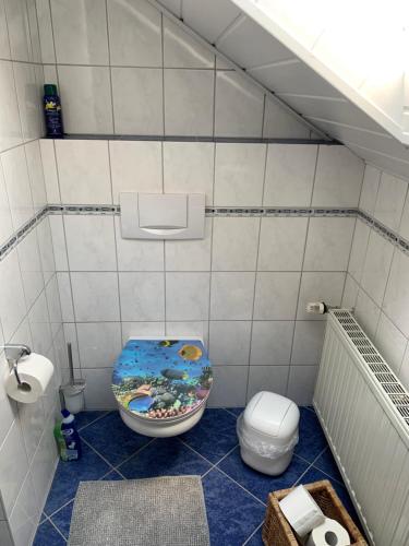 a bathroom with a toilet with a fish bowl on it at Ferienwohnung nahe Bentheimer Wald in Schüttorf