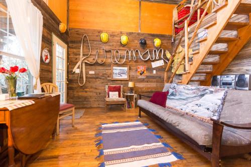 Ruang duduk di The Firehouse at Creekside Camp & Cabins