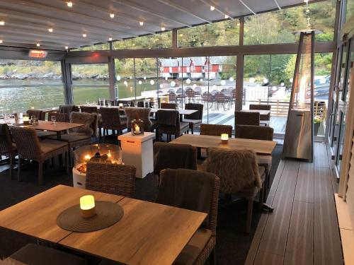 En restaurant eller et spisested på Flåm Marina