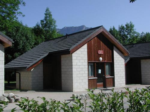 a small building with a garage with at Le Pas de L'Ours in Aston