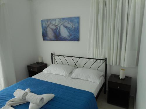 um quarto com uma cama com duas toalhas em Anatoli em Agia Pelagia Kythira