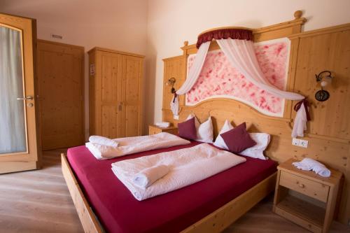 ein Schlafzimmer mit einem großen Bett mit Baldachin in der Unterkunft La Fagitana in Faedo