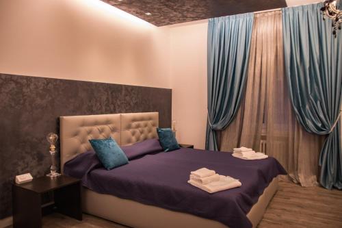 - une chambre avec un lit violet et des rideaux bleus dans l'établissement Double A Guest House, à Mestre