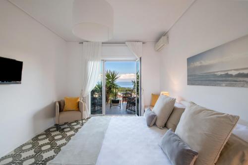 uma sala de estar com um sofá e vista para o oceano em La Conca dei Sogni em Sorrento