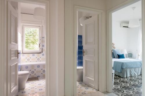 uma casa de banho com WC e uma cama com janela em La Conca dei Sogni em Sorrento