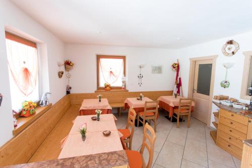 ein Restaurant mit Tischen und Stühlen in einem Zimmer in der Unterkunft La Fagitana in Faedo
