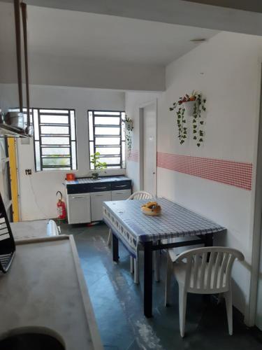 uma cozinha com mesa e cadeiras num quarto em Hospedaria Cambuci Unidade Ipiranga em São Paulo