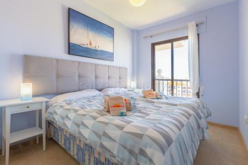 1 dormitorio con cama, escritorio y ventana en marina duquesa 256, en Manilva