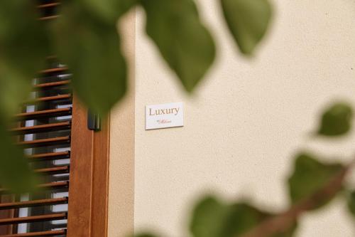 a sign that says library hanging on a wall at B&B Milena in Paceco